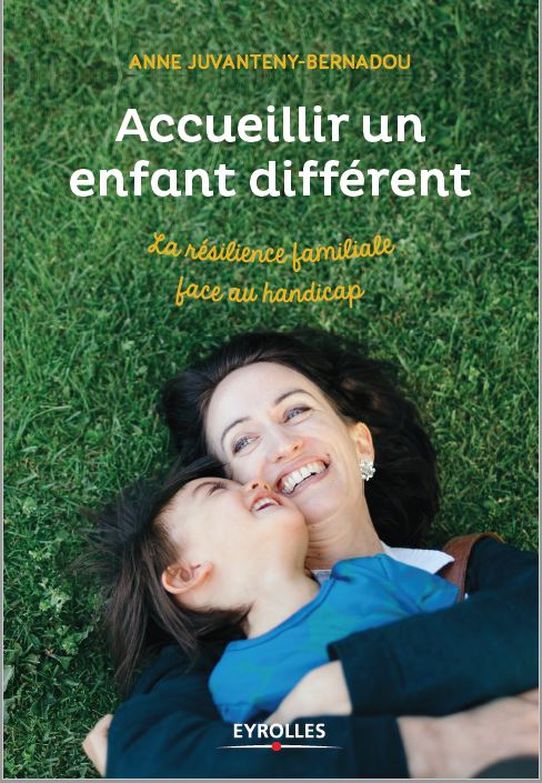 Couverture du livre Accueillir un enfant différent en famille d'Anne Juvanteny-Bernadou